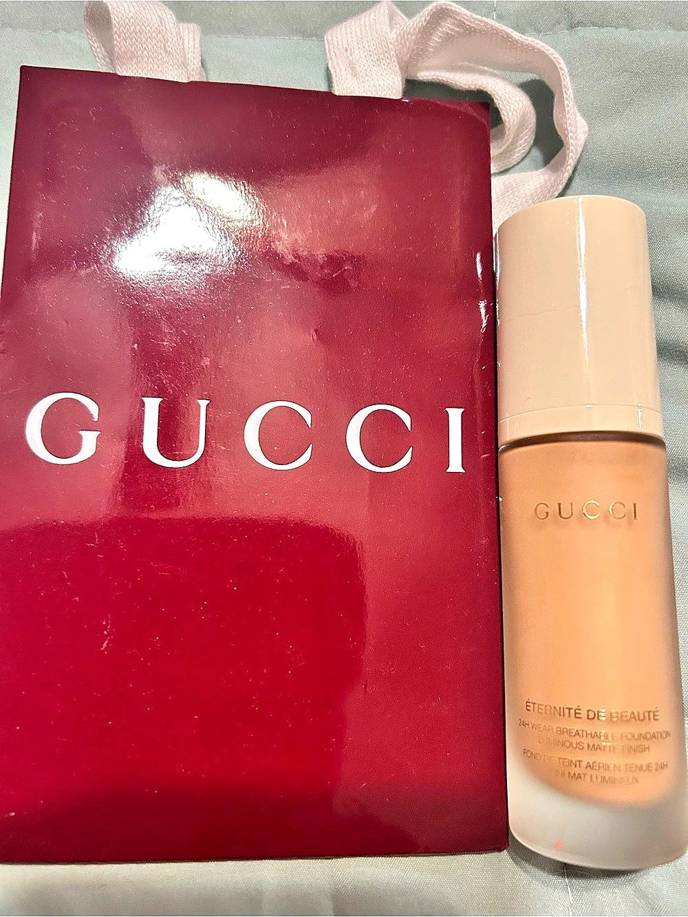 Gucci Éternité de Beauté 24H Foundation Beige in 210 N with Gucci product Bag